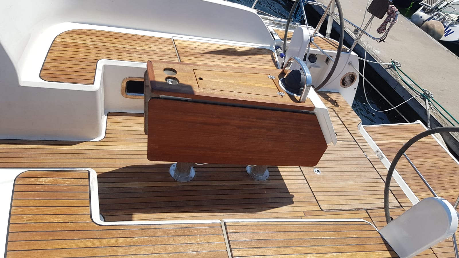 Puntea și cockpitul velierului Bavaria 46 Cruiser
