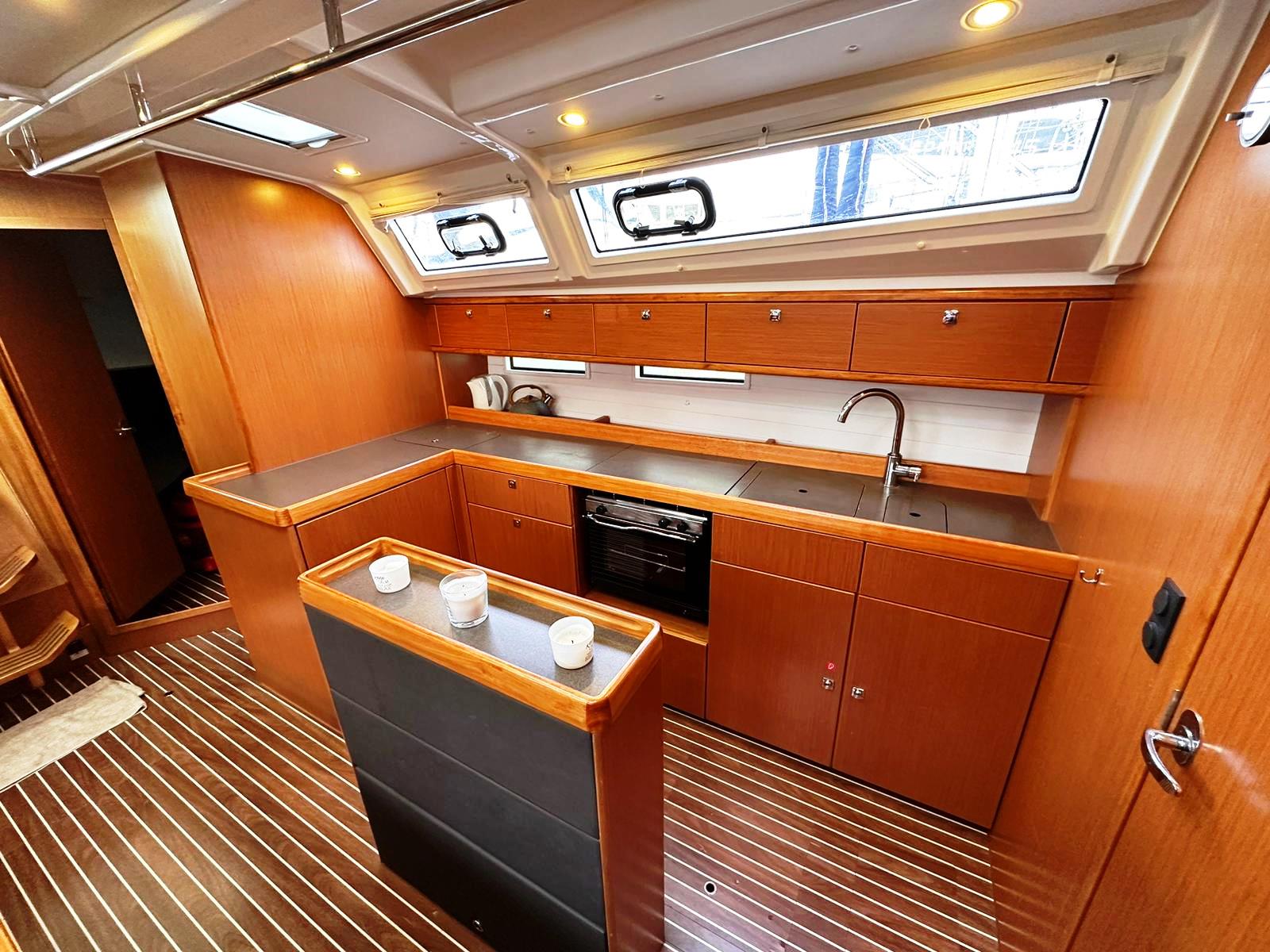 Bucătărie la bord Bavaria 46 Cruiser