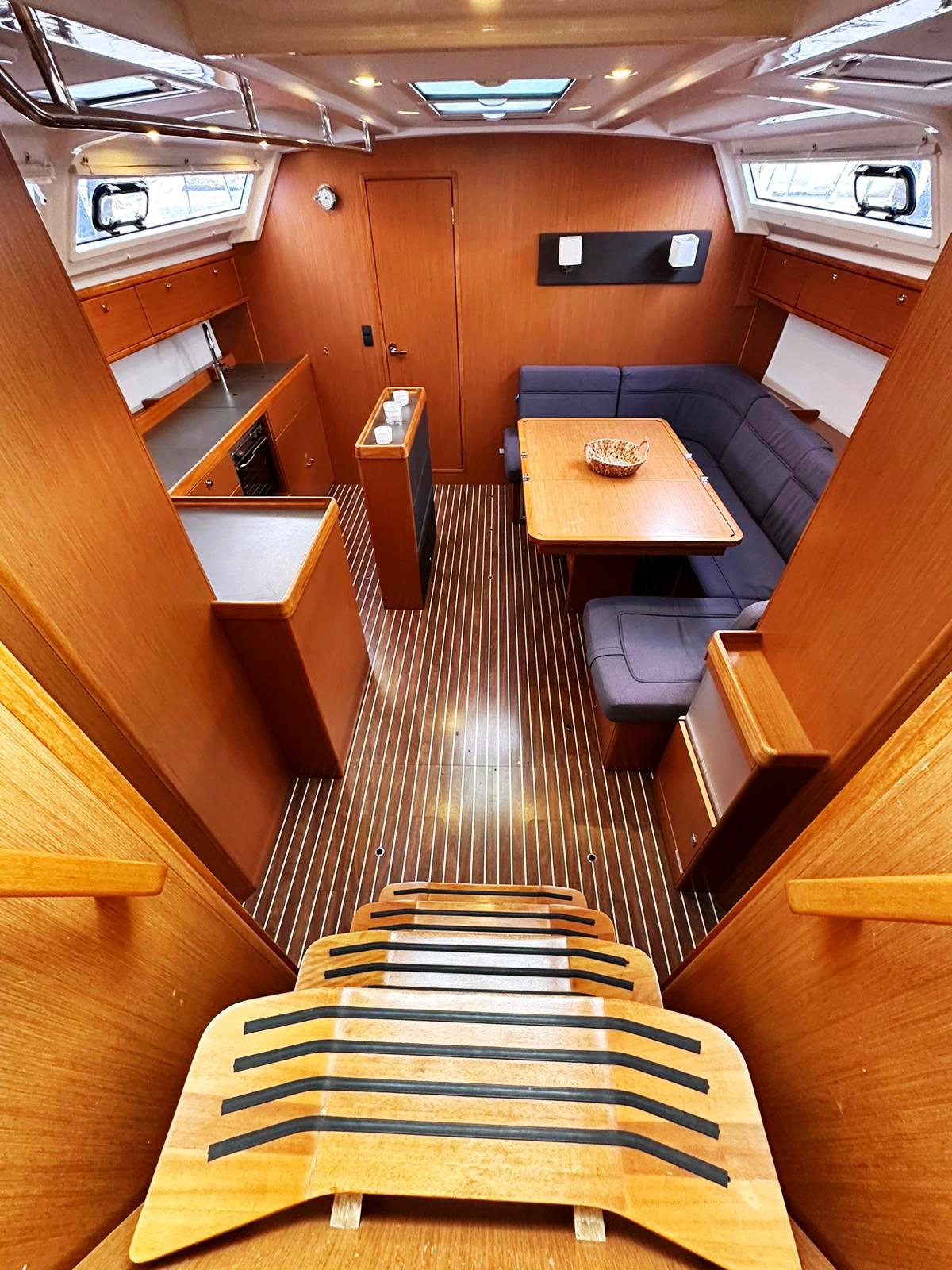 Salon spațios Bavaria 46 Cruiser